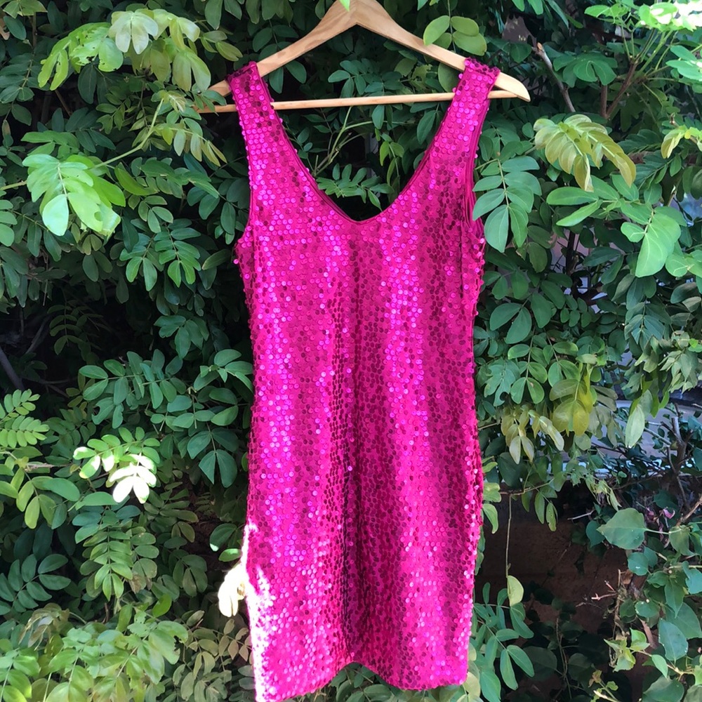 Hot pink? ✅ Sequins? ✅ Superfun minidress? ✅